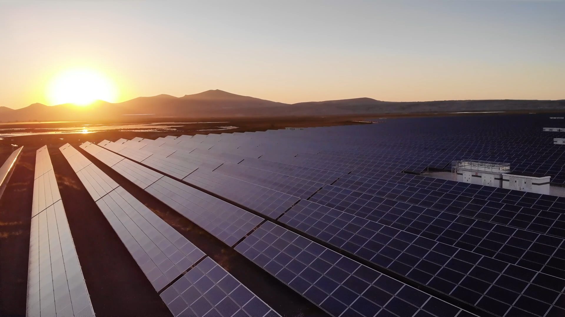 Usina fotovoltaica de grande porte em operação, resultado de um projeto coordenado do fornecedor à entrega.
