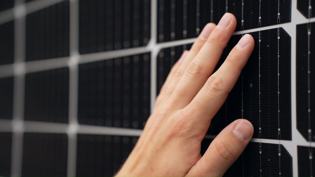 Detalhe de célula fotovoltaica durante conferência técnica de lote importado.
