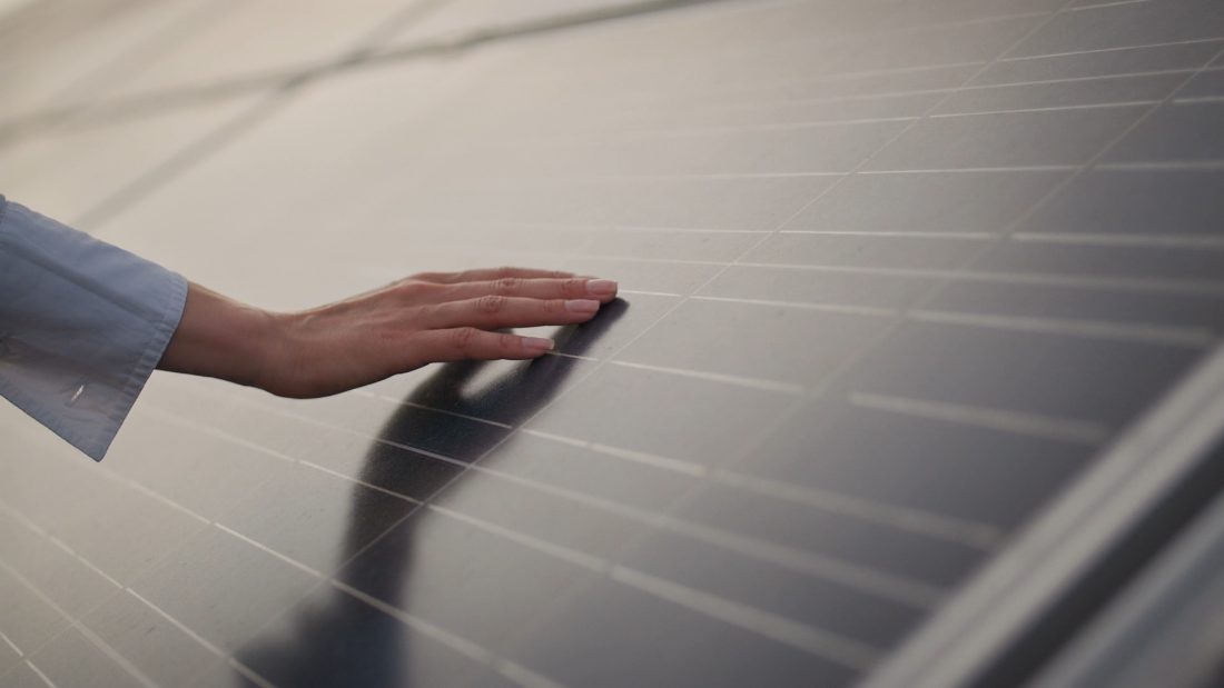 Superfície de módulo fotovoltaico armazenado antes da distribuição para o canteiro.
