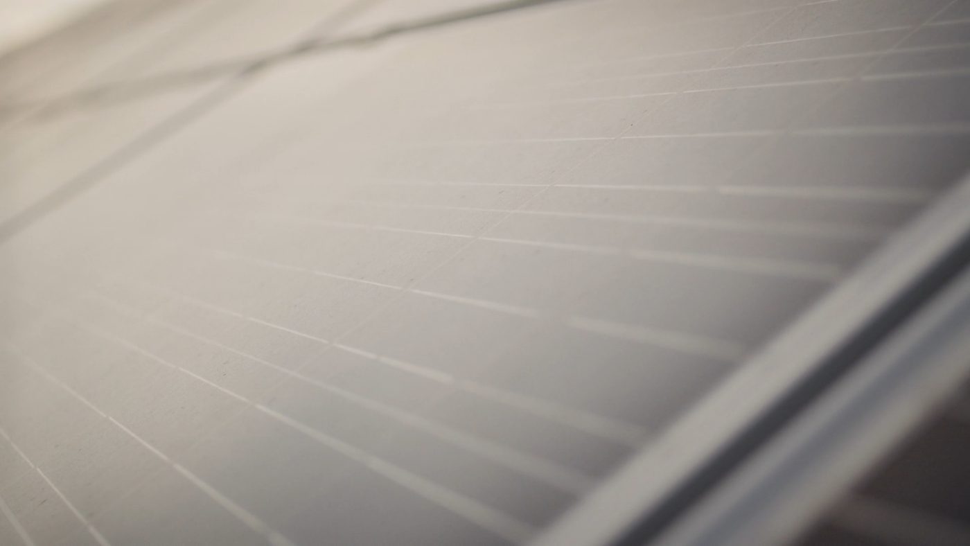 Módulos fotovoltaicos posicionados para entrega sequenciada conforme o cronograma da obra.