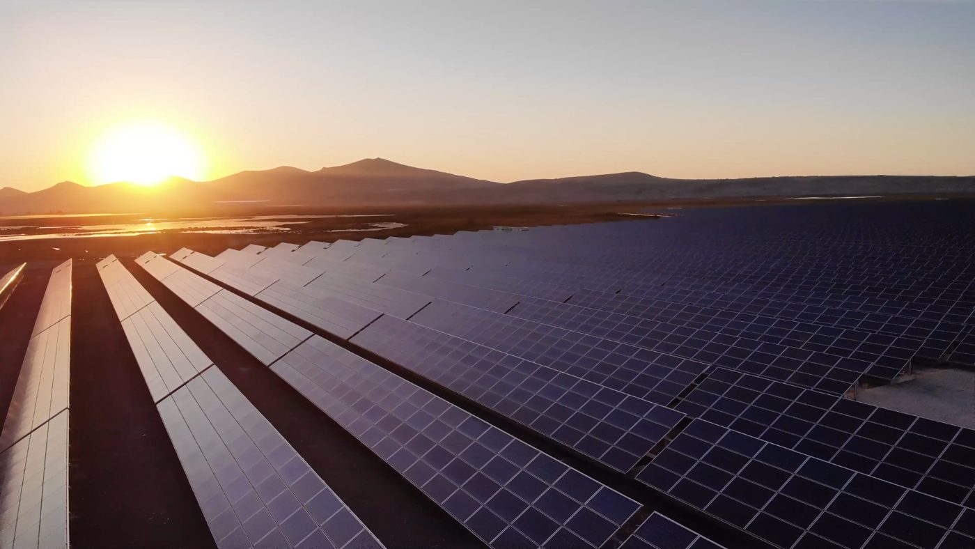 Usina fotovoltaica em operação no fim da tarde, com equipamentos importados já nacionalizados.