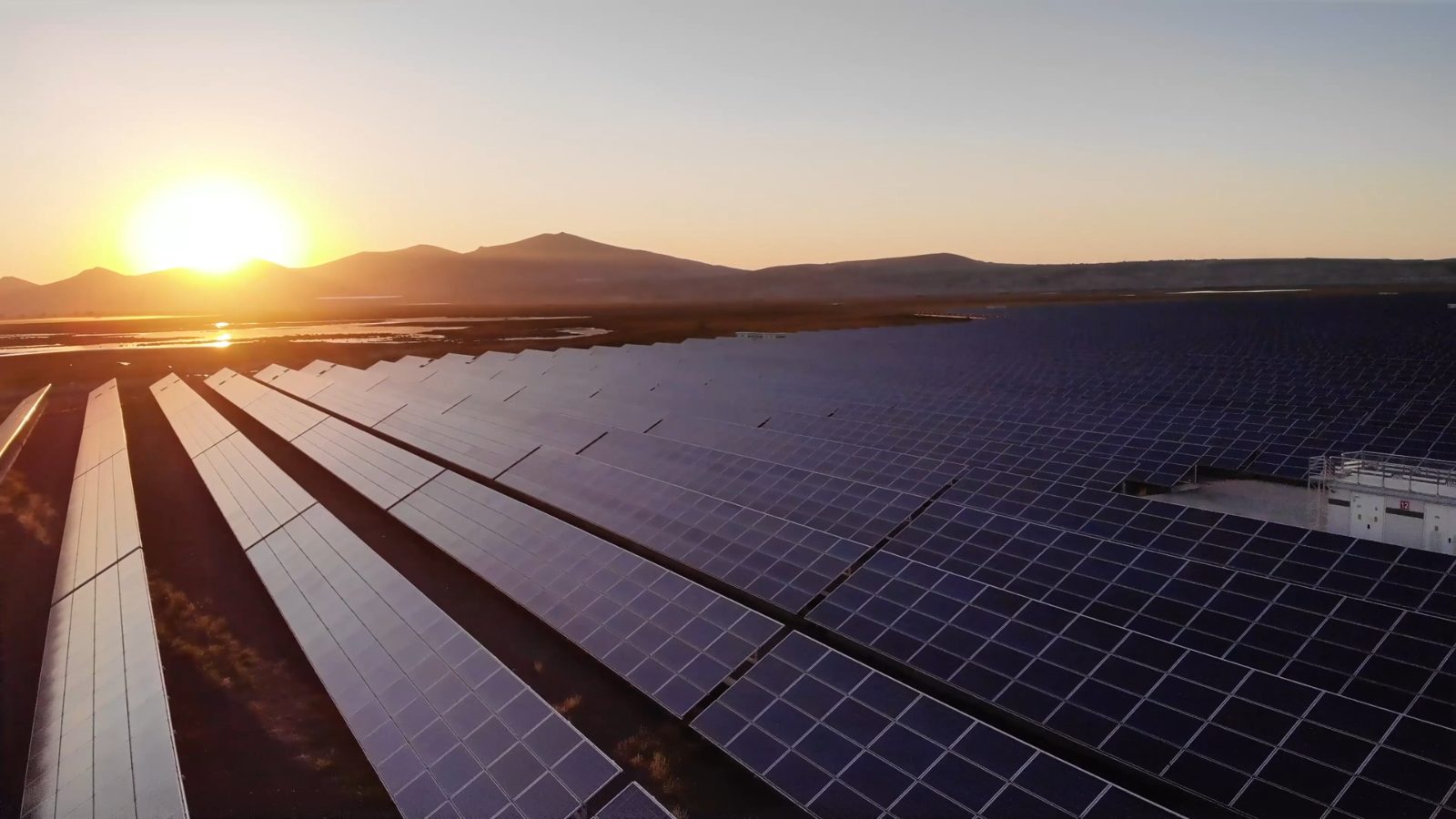 Usina fotovoltaica concluída após coordenação de fornecedores, importação e entrega sequenciada.